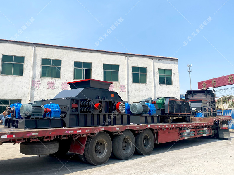 1200*1200雙齒輥破碎機(jī)，兩臺(tái)900*900軌道移動(dòng)雙齒輥破碎機(jī)發(fā)往云南